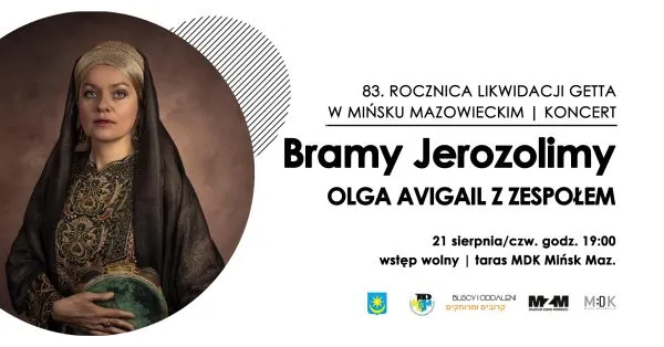 Kobieta w historycznym stroju z zakrytą głową trzymająca książkę obok tekstu informującego o koncercie "Bramy Jerozolimy" w rocznicę likwidacji getta w Mińsku Mazowieckim.